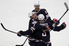 Radost Američanů po vítězném gólu proti Kanadě