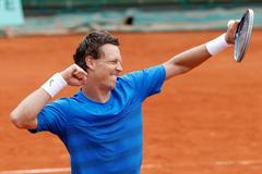 Tomáš Berdych se raduje z postupu do osmifinále French Open