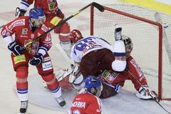 Zdeněk Kutlák čistí prostor před českým brankářem v přípravě s Ruskem