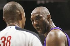 Kobe Bryant v diskusi s rozhodčím