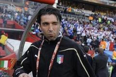 Gianluigi Buffon na lavičce před zápasem se Slovenskem