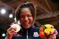Japonská judistka Kaori Matsumoto slaví zlatou medaili v kategorii žen do 57 kg na OH 2012 v Londýně.