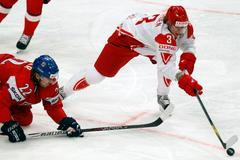 Lukáš Kašpar a Kim Lykkeskov v utkání MS v hokeji 2012 Česko - Dánsko