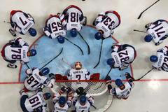 Slovenský tým před utkáním MS v hokeji 2012 proti Kanadě