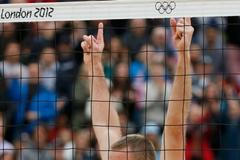 Petr Beneš slaví vítězství nad japonským párem ve skupin OH turnaje