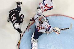 Kyle Okposo, Kevin Hecquefeuille a Christobal Huet v utkání MS v hokeji 2012 USA - Francie