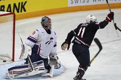 Christobal Huet a Ryan Lasch v utkání MS v hokeji 2012 USA - Francie