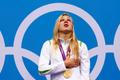 Litevská plavkyně Ruta Meilutyteová zpívá dojatě hymnu se zlatou medailí na krku za 100metrů prsařského závodu na OH 2012 v Londýně.