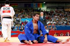 Český judista Jaromír Ježek sedí zklamaně po prohraném zápasu s Jihokorejcem Ki-Čun Wangem na OH 2012 v Londýně.