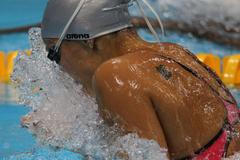 Česká plavkyně Petra Chocová plave v závodě na 100 metrů na OH 2012 v Londýně.