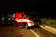 Kamion narazil do auta hasičů