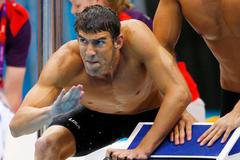 Michael Phelps povzbuzuje Ryana Lochteho na olympiádě v Londýně