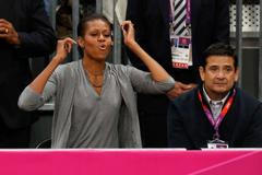 Americká první dáma Michelle Obamová podporuje Dream Teamu v utkání základní skupiny A s Francií na OH 2012 v Londýně.