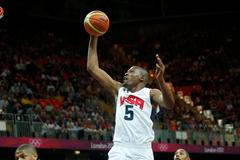 Kevin Durant smečuje v zápase USA - Francie