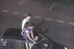 Mladík řídil auto nohama