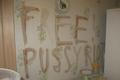 Free Pussy Riot, nápis krví