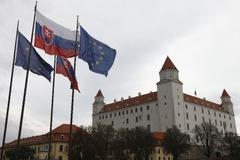 Slovensko - Bratislavský hrad - vlajky