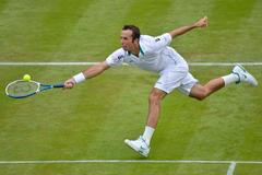 Český tenista Radek Štěpánek dobíhá míček během utkání s Ukrajincem Sergejem Stachovskym v 1. kole Wimbledonu 2012