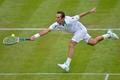 Český tenista Radek Štěpánek dobíhá míček během utkání s Ukrajincem Sergejem Stachovskym v 1. kole Wimbledonu 2012