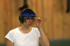 Česká střelkyně Lenka Marušková ve stříbrném zápolení ve sportovní pistoli na LOH 2004 v Athénách.