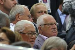 Český prezident Václav Klaus sleduje střelkyni Kateřinu Emmons během střeleb ze vzduchovky na 10 metrů na OH 2012 v Londýně.