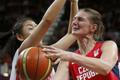 Česká basketbalistka Ilona Burgrová se snaží prorazit obranu Číňanky Song Gaové v turnaji OH 2012 v Londýně.