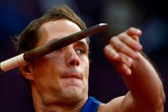 Český oštěpař Vítězslav Veselý hází oštěpem během finále OH 2012 v Londýně.