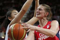 Česká basketbalistka Ilona Burgrová se snaží prorazit obranu Číňanky Song Gaové v turnaji OH 2012 v Londýně.