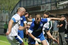 Fotbalista Slovanu Liberec Jan Nezmar brání Giuliana v utkání Evropské ligy s Dněprem Dněpropetrovsk.