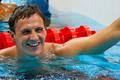 Americký plavec Ryan Lochte slaví vítězství po finále na 400 metrů polohovacího závodu během OH 2012 v Londýně.