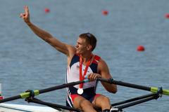 Český veslař Ondřej Synek slaví stříbro ve skifu na LOH 2008 v Pekingu.