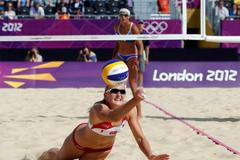 České plážové volejbalistky Hana Klapalová a Lenka Háječková bojují s Němkami Katrin Holtwickovou a Ilkou Semmlerovou na OH 2012 v Londýně.