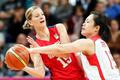 Česká basketbalistka Eva Vítečková (vlevo) se snaží prostřelit Číňanku Xiaoli Čengovou v turnaji OH 2012 v Londýně.