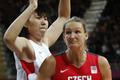 Česká basketbalistka Petra Kulichová se snaží prorazit obranu Číňanky Čen Nan v turnaji OH 2012 v Londýně.