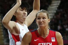 Česká basketbalistka Petra Kulichová se snaží prorazit obranu Číňanky Čen Nan v turnaji OH 2012 v Londýně.