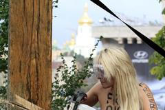 Ukrajinská aktivistka kácí kříž