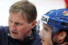 Česká hokejová reprezentace na tréninku před odletem na MS ve Švédsku a Finsku (Alois Hadamczik, David Krejčí)