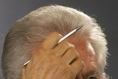 Italský premiér Mario Monti má starosti.