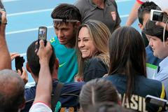 Neymar s fanoušky na tréninku brazilské fotbalové reprezentace před OH Londýn 2012