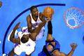 Kevin Durant, Serge Ibaka a Vince Carter. Zápas play off NBA Oklahoma - Dallas