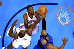 Kevin Durant, Serge Ibaka a Vince Carter. Zápas play off NBA Oklahoma - Dallas