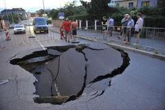 Propadlá vozovka v Praze pod Prosekem