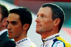 Americký cyklista Lance Armstrong ze stáje Astana stojí na pódiu se svým kolegou Španělem Albertem Contadorem během týmové prezentace před začátkem Tour de France 2009.