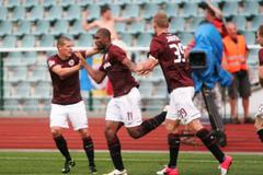 Dukla - Sparta:  Kweuke, Jarošík, Pamič