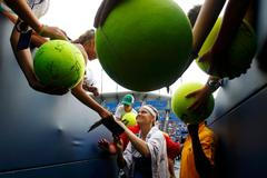 Lucie Šafářová se podepisuje fanouškům na US Open 2012