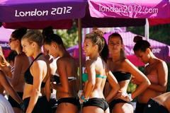 Tanečnice na plážovém volejbale, ženská krása na olympiádě v Londýně 2012