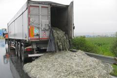 Na D1 se vylil odpad z kafilérie