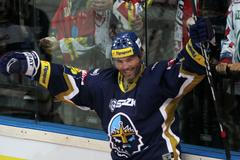 Hokejista Kladna Jaromír Jágr slaví svůj gól v 5. kole Tipsport extraligy 2012/13 s Pardubicemi.