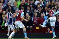 Darren Bent z Aston Villy skóruje do sítě West Bromwiche