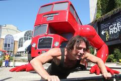 David Černý a jeho cvičící doubledecker v Londýně